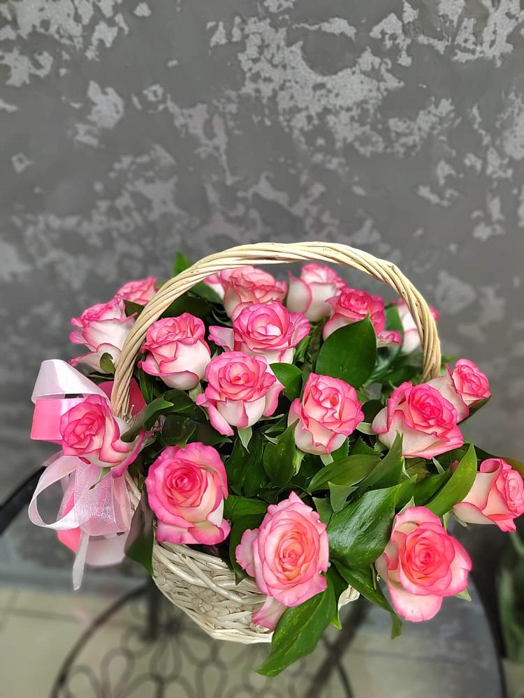 Цветочная композиция из Розы в корзине в Разметелево