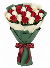 Букет Микс из красных и белых роз в Разметелево