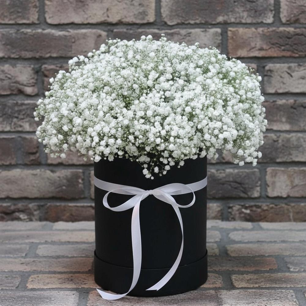 Цветочная композиция из Гипсофила в шляпной коробке в Разметелево