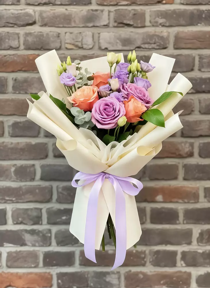 Букет цветов из: Лизиантусы и Розы в Разметелево