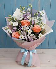 Букет цветов из:  Лизиантусы, Розы, Альстромерии и Гипсофила в Разметелево