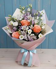 Букет цветов из:  Лизиантусы, Розы, Альстромерии и Гипсофила в Разметелево