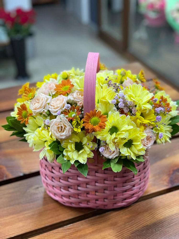 Цветочная композиция из Хризантемы и Розы в корзине в Разметелево