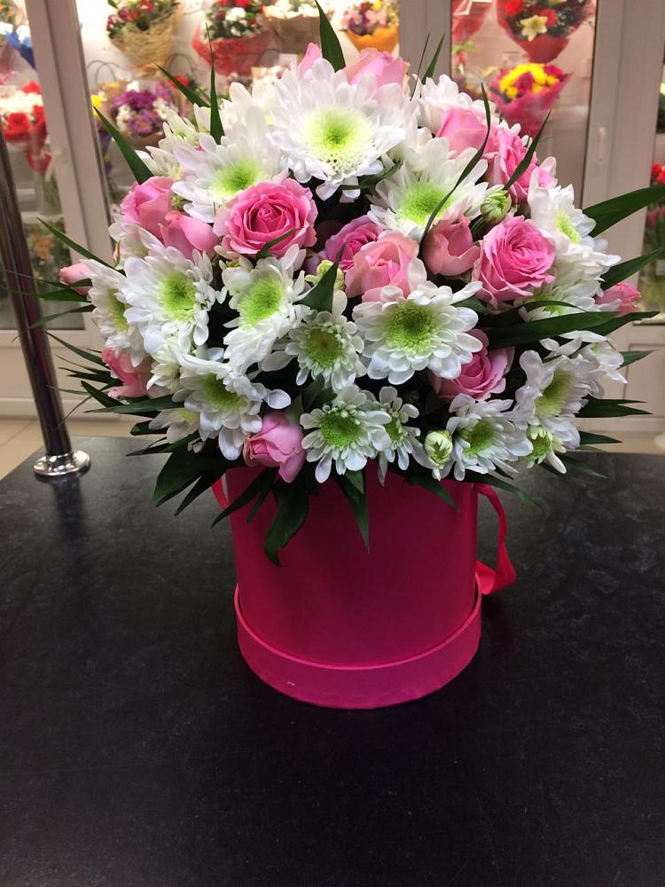 Цветочная композиция из Розы и Хризантемы в шляпной коробке в Разметелево