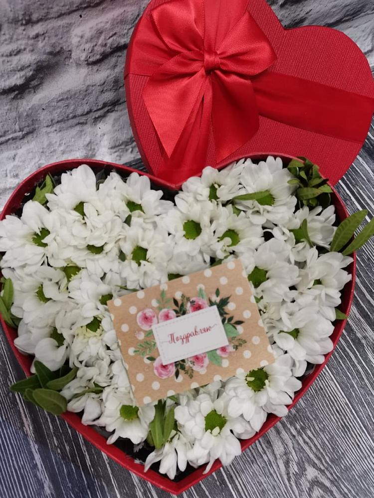 Цветочная композиция из Хризантемы в виде сердца в Разметелево