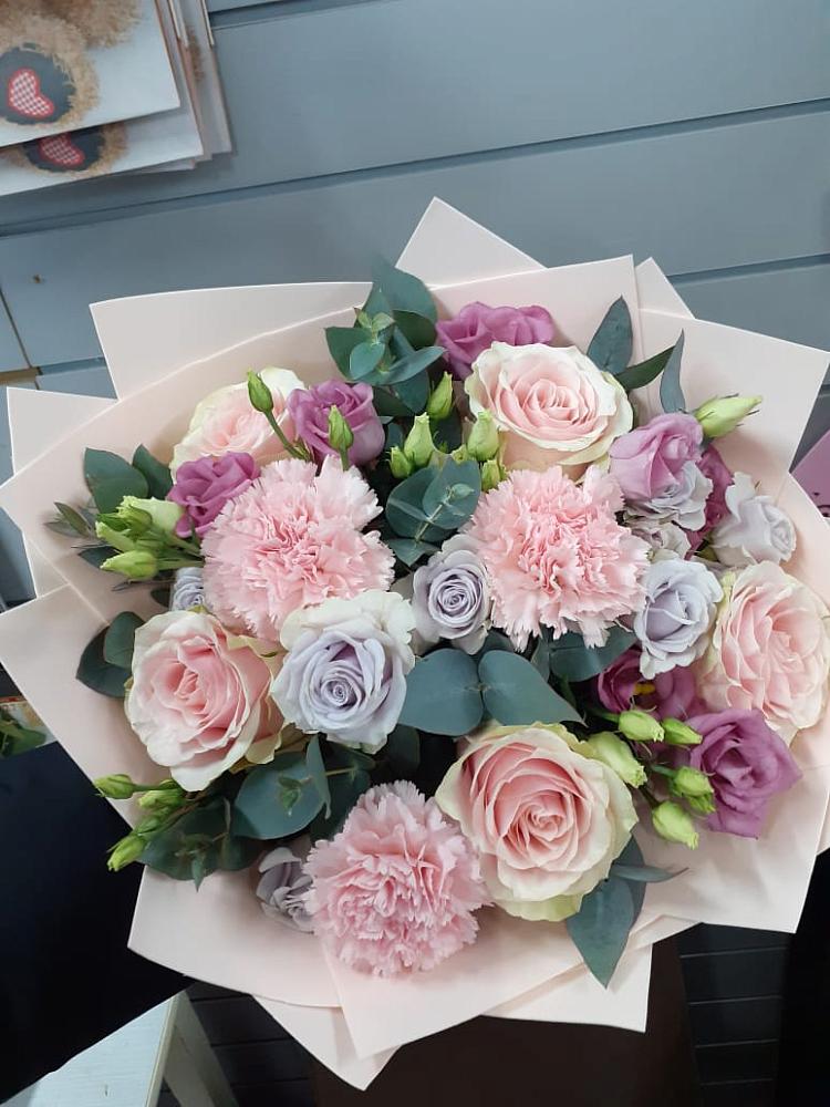 Букет цветов из: Розы, Гвоздики и Лизиантусы в Разметелево