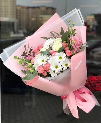 Букет цветов из: Розы, Лизиантусы и Хризантемы в Разметелево