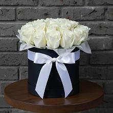 Цветочная композиция из Розы в шляпной коробке в Разметелево